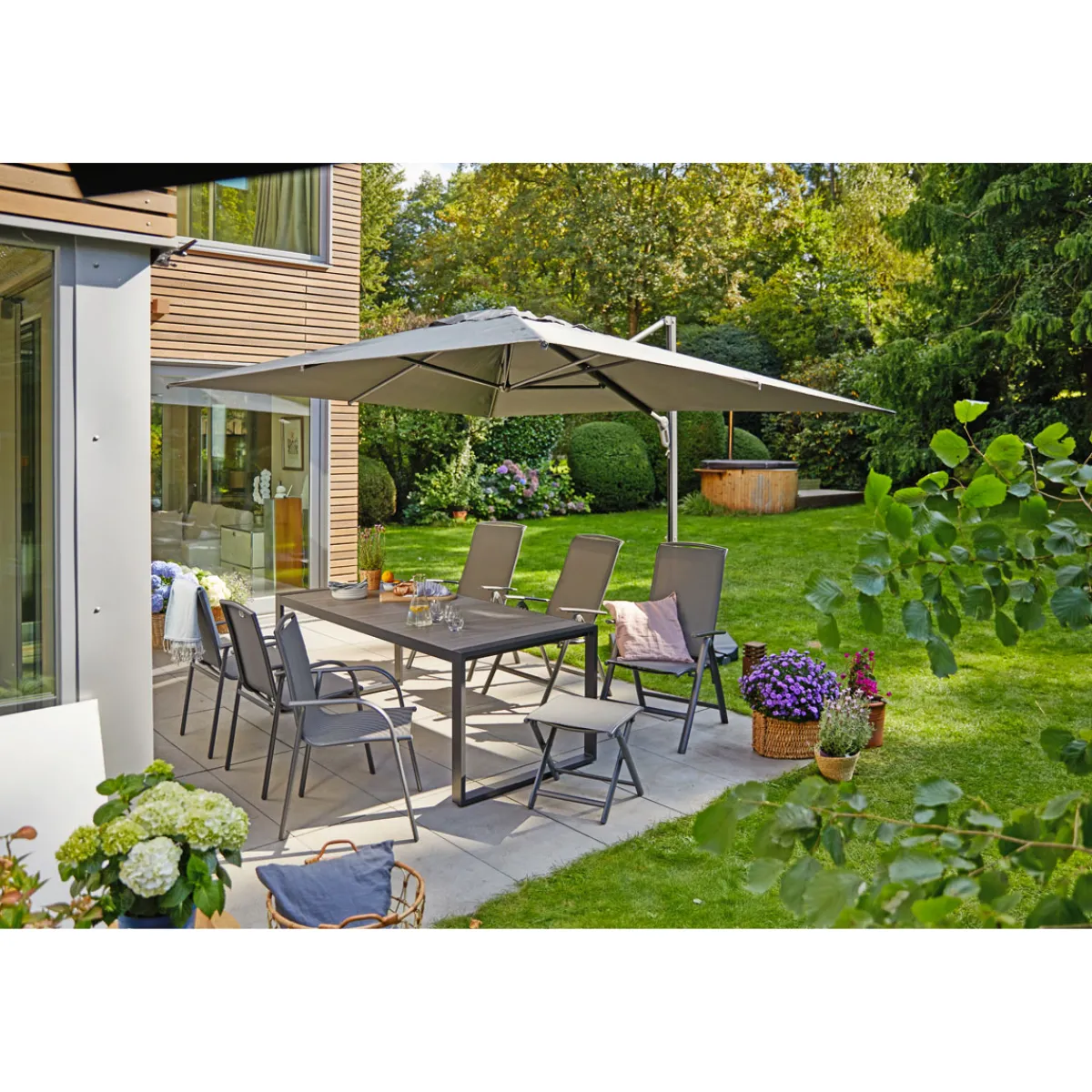New Haveson Gartentisch Kent mit Keramik-Tischplatte