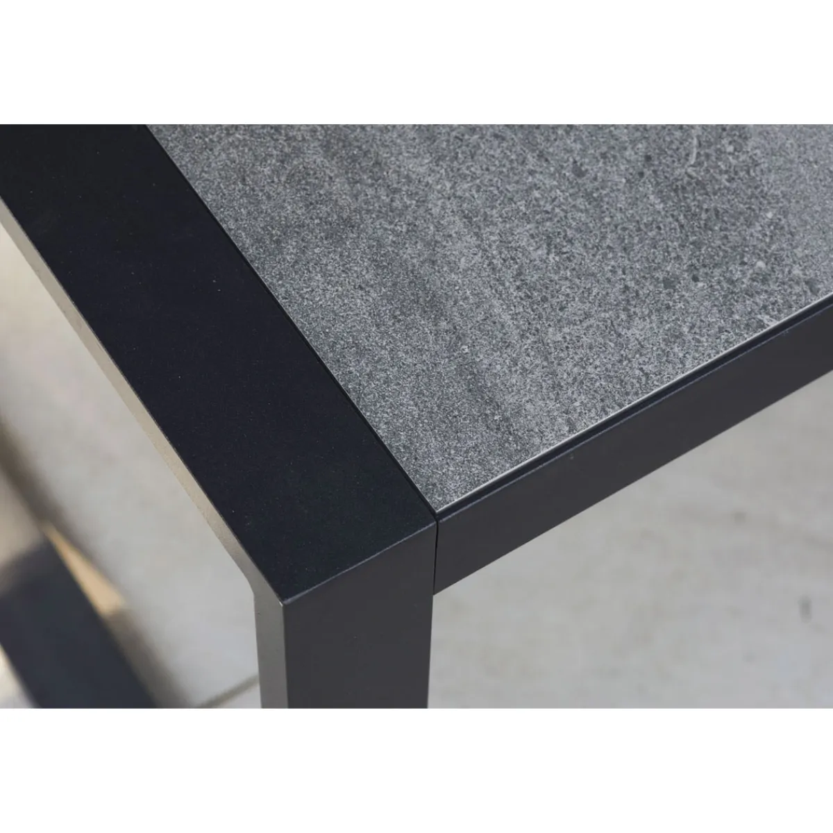 New Haveson Gartentisch Kent mit Keramik-Tischplatte